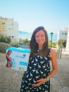 Vera Fernandes segura kit de colheita da BebéVida