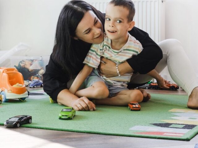 Células estaminais do cordão umbilical uma nova esperança para crianças com lesão cerebral A encefalopatia hipóxico-isquémica (EHI) é uma lesão cerebral grave causada pela falta de oxigénio e fluxo sanguíneo para o cérebro durante o período perinatal, sendo uma das principais causas de incapacidade neurológica em recém-nascidos. Nos últimos anos, a investigação científica tem explorado novas abordagens terapêuticas com células-estaminais do sangue do cordão umbilical, devido ao seu potencial regenerativo, propriedades anti-inflamatórias e capacidade de promover a reparação dos tecidos cerebrais. Um estudo exploratório recente avaliou a segurança e viabilidade da utilização de sangue do cordão umbilical autólogo (do próprio bebé) e células placentárias em crianças diagnosticadas com EHI. Os resultados demonstraram que o tratamento é seguro e bem tolerado, abrindo caminho para futuras investigações mais amplas sobre a sua eficácia clínica. Os investigadores observaram sinais encorajadores de melhoria em parâmetros neurológicos e funcionais, sugerindo que este tipo de terapia poderá contribuir para reduzir as sequelas motoras e cognitivas associadas a esta condição. Embora sejam necessários mais ensaios clínicos para confirmar os benefícios a longo prazo, estes dados reforçam o potencial das células-estaminais do cordão umbilical como uma promissora estratégia terapêutica na medicina regenerativa neonatal. Este avanço representa mais um passo no desenvolvimento de tratamentos inovadores para doenças neurológicas pediátricas, oferecendo esperança às famílias afetadas por esta patologia.