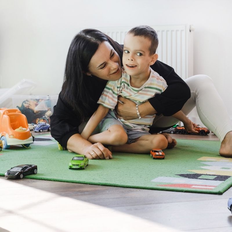 Células estaminais do cordão umbilical uma nova esperança para crianças com lesão cerebral A encefalopatia hipóxico-isquémica (EHI) é uma lesão cerebral grave causada pela falta de oxigénio e fluxo sanguíneo para o cérebro durante o período perinatal, sendo uma das principais causas de incapacidade neurológica em recém-nascidos. Nos últimos anos, a investigação científica tem explorado novas abordagens terapêuticas com células-estaminais do sangue do cordão umbilical, devido ao seu potencial regenerativo, propriedades anti-inflamatórias e capacidade de promover a reparação dos tecidos cerebrais. Um estudo exploratório recente avaliou a segurança e viabilidade da utilização de sangue do cordão umbilical autólogo (do próprio bebé) e células placentárias em crianças diagnosticadas com EHI. Os resultados demonstraram que o tratamento é seguro e bem tolerado, abrindo caminho para futuras investigações mais amplas sobre a sua eficácia clínica. Os investigadores observaram sinais encorajadores de melhoria em parâmetros neurológicos e funcionais, sugerindo que este tipo de terapia poderá contribuir para reduzir as sequelas motoras e cognitivas associadas a esta condição. Embora sejam necessários mais ensaios clínicos para confirmar os benefícios a longo prazo, estes dados reforçam o potencial das células-estaminais do cordão umbilical como uma promissora estratégia terapêutica na medicina regenerativa neonatal. Este avanço representa mais um passo no desenvolvimento de tratamentos inovadores para doenças neurológicas pediátricas, oferecendo esperança às famílias afetadas por esta patologia.