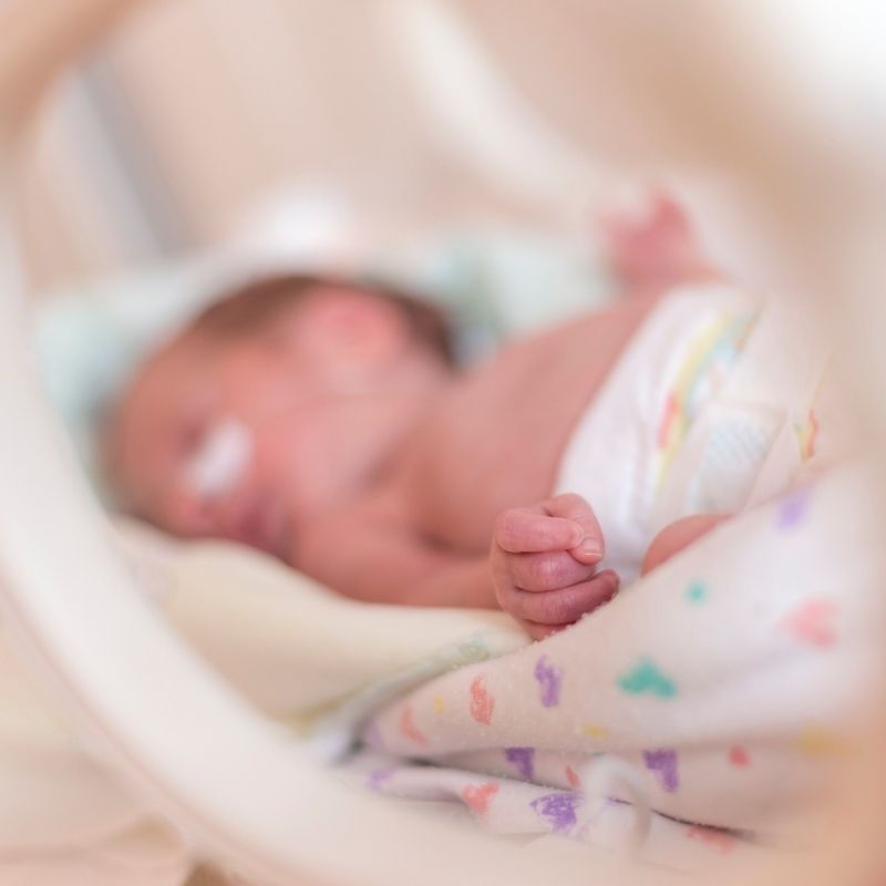 Benefícios do transplante de sangue do cordão umbilical em prematuros O estudo apresentado foi desenvolvido para demonstrar que os glóbulos vermelhos provenientes do sangue do cordão umbilical são um produto seguro e disponível para transfusão em bebés extremamente prematuros e que a sua utilização não é menos eficaz do que a transfusão de glóbulos vermelhos provenientes de doadores adultos no tratamento da anemia do prematuro. A prematuridade constitui um importante problema de saúde materno-infantil devido à sua elevada incidência e às complicações associadas. A anemia é frequente em prematuros extremos e o seu tratamento requer, muitas vezes, transfusões de glóbulos vermelhos, habitualmente obtidos a partir de doadores adultos. No entanto, algumas complicações da prematuridade podem aumentar com transfusões provenientes de doadores adultos, como retinopatia da prematuridade, displasia broncopulmonar e enterocolite necrosante, possivelmente devido a diferenças na libertação de oxigénio e à presença de pequenas quantidades de metais pesados que podem ser potencialmente tóxicos para estes recém-nascidos. Os glóbulos vermelhos do sangue do cordão umbilical podem constituir uma alternativa mais adequada, uma vez que não alteram o perfil de hemoglobina e podem reduzir a toxicidade associada ao oxigénio. Estudos anteriores já avaliaram a segurança destas transfusões em prematuros, não demonstrando aumento do risco de complicações em comparação com transfusões de doadores adultos. Foi, assim, concebido um estudo piloto para avaliar a segurança, viabilidade e eficácia da utilização de glóbulos vermelhos do sangue do cordão umbilical em transfusões para bebés extremamente prematuros.