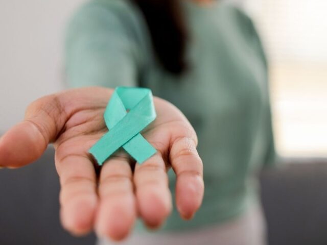 Já pensou no potencial valor do cordão umbilical do seu bebé? A criopreservação do sangue e do tecido do cordão umbilical é uma prática que permite guardar células estaminais do recém-nascido imediatamente após o parto, oferecendo possibilidades terapêuticas futuras para doenças do sangue, imunológicas e alguns tipos de cancro. Ciência que inspira confiança Estas células apresentam um enorme potencial regenerativo e podem ser utilizadas em transplantes ou em terapias celulares inovadoras. Ensaios clínicos modernos ilustram de forma clara a importância desta abordagem científica. Um exemplo é o estudo INTRO01, publicado na revista Gynecologic Oncology (1), que investigou uma nova imunoterapia para mulheres com cancro do ovário recorrente. Neste ensaio de fase I, o principal objetivo foi avaliar a segurança e a viabilidade de células Natural Killer derivadas de células estaminais do sangue do cordão umbilical. As células foram cultivadas em laboratório e infundidas diretamente na cavidade abdominal das participantes, mostrando-se bem toleradas, com sinais preliminares de redução de marcadores tumorais e estabilidade clínica em alguns casos. Embora ainda em investigação, este estudo demonstra como a ciência médica segue protocolos rigorosos para testar novas terapias, assegurando a segurança dos pacientes e abrindo caminho para tratamentos futuros. Por que guardar agora? A criopreservação do sangue e do tecido do cordão umbilical oferece aos pais a oportunidade de preservar células valiosas desde o nascimento, garantindo que, num futuro em que novas terapias sejam desenvolvidas, o seu filho ou familiares compatíveis possam beneficiar destas opções. Assim como no ensaio clínico INTRO01, onde células derivadas do sangue do cordão foram usadas em tratamentos inovadores, a preservação destas células representa uma forma concreta de investir no futuro da saúde, permitindo que a ciência trabalhe a favor da vida e do bem-estar, desde o primeiro dia.