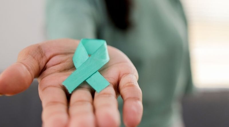 Já pensou no potencial valor do cordão umbilical do seu bebé? A criopreservação do sangue e do tecido do cordão umbilical é uma prática que permite guardar células estaminais do recém-nascido imediatamente após o parto, oferecendo possibilidades terapêuticas futuras para doenças do sangue, imunológicas e alguns tipos de cancro. Ciência que inspira confiança Estas células apresentam um enorme potencial regenerativo e podem ser utilizadas em transplantes ou em terapias celulares inovadoras. Ensaios clínicos modernos ilustram de forma clara a importância desta abordagem científica. Um exemplo é o estudo INTRO01, publicado na revista Gynecologic Oncology (1), que investigou uma nova imunoterapia para mulheres com cancro do ovário recorrente. Neste ensaio de fase I, o principal objetivo foi avaliar a segurança e a viabilidade de células Natural Killer derivadas de células estaminais do sangue do cordão umbilical. As células foram cultivadas em laboratório e infundidas diretamente na cavidade abdominal das participantes, mostrando-se bem toleradas, com sinais preliminares de redução de marcadores tumorais e estabilidade clínica em alguns casos. Embora ainda em investigação, este estudo demonstra como a ciência médica segue protocolos rigorosos para testar novas terapias, assegurando a segurança dos pacientes e abrindo caminho para tratamentos futuros. Por que guardar agora? A criopreservação do sangue e do tecido do cordão umbilical oferece aos pais a oportunidade de preservar células valiosas desde o nascimento, garantindo que, num futuro em que novas terapias sejam desenvolvidas, o seu filho ou familiares compatíveis possam beneficiar destas opções. Assim como no ensaio clínico INTRO01, onde células derivadas do sangue do cordão foram usadas em tratamentos inovadores, a preservação destas células representa uma forma concreta de investir no futuro da saúde, permitindo que a ciência trabalhe a favor da vida e do bem-estar, desde o primeiro dia.