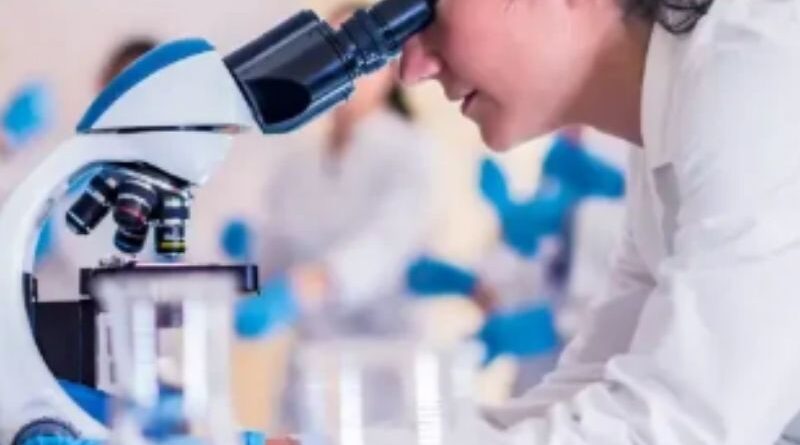 Células do cordão umbilical podem ajudar na regeneração da cartilagem A investigação científica continua a explorar novas aplicações das células estaminais derivadas do cordão umbilical, particularmente no campo da medicina regenerativa. Um ensaio clínico recente avaliou o potencial das células estaminais mesenquimais provenientes do cordão umbilical no tratamento de defeitos de cartilagem no joelho, uma condição que pode causar dor persistente e limitação funcional. Porque é difícil tratar defeitos de cartilagem A cartilagem tem uma capacidade muito limitada de regeneração. Quando ocorrem lesões extensas, especialmente em adultos ou pessoas mais velhas, a recuperação espontânea é difícil. Atualmente, uma das técnicas mais utilizadas para tratar este tipo de lesão é a microfratura, um procedimento que estimula a regeneração da cartilagem através da perfuração do osso subjacente. No entanto, os resultados nem sempre são duradouros. Por este motivo, os investigadores têm procurado novas estratégias terapêuticas que possam melhorar a regeneração da cartilagem e proporcionar benefícios a longo prazo. O papel das células mesenquimais do cordão umbilical As células estaminais mesenquimais (MSC) são conhecidas pela sua capacidade de: · estimular processos de regeneração dos tecidos · modular a resposta inflamatória · favorecer a reparação de estruturas danificadas No estudo analisado, os investigadores utilizaram células mesenquimais derivadas do cordão umbilical combinadas com hialuronato, um composto frequentemente utilizado em tratamentos articulares. Como foi realizado o estudo O ensaio clínico foi um estudo aleatorizado e controlado de fase 3, envolvendo doentes com defeitos graves de cartilagem no joelho. Os participantes foram divididos em dois grupos de tratamento: · Implantação de células mesenquimais derivadas do cordão umbilical combinadas com hialuronato · Tratamento convencional através da técnica de microfratura O principal objetivo foi avaliar a regeneração da cartilagem 48 semanas após o procedimento, bem como acompanhar os resultados clínicos ao longo de cinco anos. Resultados do ensaio clínico Os resultados demonstraram que a abordagem baseada em células mesenquimais apresentou melhores resultados na regeneração da cartilagem. Entre os participantes tratados com células mesenquimais: · cerca de 97,7% apresentaram melhoria na regeneração da cartilagem · no grupo tratado com microfratura, a melhoria foi observada em 71,7% dos casos A análise microscópica do tecido regenerado também indicou melhor qualidade da cartilagem no grupo tratado com células estaminais. Embora no primeiro ano não tenham sido observadas grandes diferenças na dor ou na função do joelho, entre o terceiro e o quinto ano de acompanhamento os pacientes tratados com células mesenquimais apresentaram melhorias clínicas mais significativas. O que significam estes resultados Este estudo sugere que as células mesenquimais derivadas do cordão umbilical podem representar uma abordagem promissora na regeneração da cartilagem, especialmente em casos de lesões extensas. No entanto, como acontece com toda a investigação clínica, são necessários mais estudos para confirmar os resultados e compreender melhor o potencial destas terapias em diferentes contextos médicos. O potencial da investigação em células estaminais A investigação científica continua a explorar novas aplicações das células estaminais em diversas áreas da medicina regenerativa. Embora muitas destas aplicações ainda estejam em fase de estudo, os avanços nesta área demonstram o potencial destas células para contribuir para o desenvolvimento de novas abordagens terapêuticas no futuro.