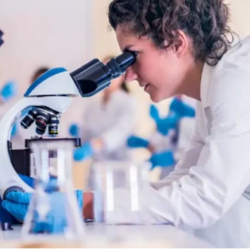 Células do cordão umbilical podem ajudar na regeneração da cartilagem A investigação científica continua a explorar novas aplicações das células estaminais derivadas do cordão umbilical, particularmente no campo da medicina regenerativa. Um ensaio clínico recente avaliou o potencial das células estaminais mesenquimais provenientes do cordão umbilical no tratamento de defeitos de cartilagem no joelho, uma condição que pode causar dor persistente e limitação funcional. Porque é difícil tratar defeitos de cartilagem A cartilagem tem uma capacidade muito limitada de regeneração. Quando ocorrem lesões extensas, especialmente em adultos ou pessoas mais velhas, a recuperação espontânea é difícil. Atualmente, uma das técnicas mais utilizadas para tratar este tipo de lesão é a microfratura, um procedimento que estimula a regeneração da cartilagem através da perfuração do osso subjacente. No entanto, os resultados nem sempre são duradouros. Por este motivo, os investigadores têm procurado novas estratégias terapêuticas que possam melhorar a regeneração da cartilagem e proporcionar benefícios a longo prazo. O papel das células mesenquimais do cordão umbilical As células estaminais mesenquimais (MSC) são conhecidas pela sua capacidade de: · estimular processos de regeneração dos tecidos · modular a resposta inflamatória · favorecer a reparação de estruturas danificadas No estudo analisado, os investigadores utilizaram células mesenquimais derivadas do cordão umbilical combinadas com hialuronato, um composto frequentemente utilizado em tratamentos articulares. Como foi realizado o estudo O ensaio clínico foi um estudo aleatorizado e controlado de fase 3, envolvendo doentes com defeitos graves de cartilagem no joelho. Os participantes foram divididos em dois grupos de tratamento: · Implantação de células mesenquimais derivadas do cordão umbilical combinadas com hialuronato · Tratamento convencional através da técnica de microfratura O principal objetivo foi avaliar a regeneração da cartilagem 48 semanas após o procedimento, bem como acompanhar os resultados clínicos ao longo de cinco anos. Resultados do ensaio clínico Os resultados demonstraram que a abordagem baseada em células mesenquimais apresentou melhores resultados na regeneração da cartilagem. Entre os participantes tratados com células mesenquimais: · cerca de 97,7% apresentaram melhoria na regeneração da cartilagem · no grupo tratado com microfratura, a melhoria foi observada em 71,7% dos casos A análise microscópica do tecido regenerado também indicou melhor qualidade da cartilagem no grupo tratado com células estaminais. Embora no primeiro ano não tenham sido observadas grandes diferenças na dor ou na função do joelho, entre o terceiro e o quinto ano de acompanhamento os pacientes tratados com células mesenquimais apresentaram melhorias clínicas mais significativas. O que significam estes resultados Este estudo sugere que as células mesenquimais derivadas do cordão umbilical podem representar uma abordagem promissora na regeneração da cartilagem, especialmente em casos de lesões extensas. No entanto, como acontece com toda a investigação clínica, são necessários mais estudos para confirmar os resultados e compreender melhor o potencial destas terapias em diferentes contextos médicos. O potencial da investigação em células estaminais A investigação científica continua a explorar novas aplicações das células estaminais em diversas áreas da medicina regenerativa. Embora muitas destas aplicações ainda estejam em fase de estudo, os avanços nesta área demonstram o potencial destas células para contribuir para o desenvolvimento de novas abordagens terapêuticas no futuro.