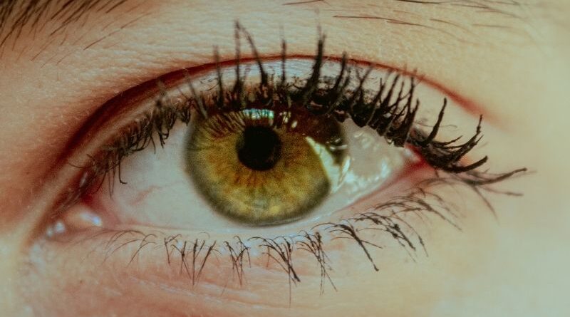 Células do cordão umbilical: Potencial no tratamento da neuromielite óptica A neuromielite óptica é uma doença rara do sistema nervoso central, caracterizada por inflamação do nervo óptico e da medula espinal, podendo provocar perda de visão e dificuldades motoras significativas. Atualmente, as opções terapêuticas disponíveis são limitadas e focam-se sobretudo no controlo da resposta imunitária e na prevenção de recaídas. Neste contexto, a investigação tem vindo a explorar novas abordagens, nomeadamente a utilização de células estaminais mesenquimais derivadas do cordão umbilical. Estudos recentes sugerem que estas células poderão desempenhar um papel relevante na modulação da resposta imunitária e na redução dos processos inflamatórios associados à doença. De acordo com os dados analisados, a terapia com células do cordão umbilical poderá contribuir para: reduzir a inflamação no sistema nervoso central proteger as estruturas nervosas afetadas promover mecanismos de reparação tecidual Estas propriedades tornam esta abordagem particularmente interessante em doenças autoimunes e inflamatórias como a neuromielite óptica. Apesar dos resultados encorajadores, esta estratégia encontra-se ainda em fase de investigação, sendo necessários mais estudos clínicos para confirmar a sua segurança e eficácia a longo prazo. A utilização de células estaminais do cordão umbilical representa uma abordagem promissora no tratamento de doenças neurológicas raras, abrindo novas perspetivas para terapias mais direcionadas e eficazes.