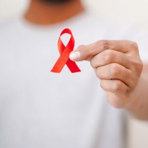 Remissão prolongada do VIH após transplante de células estaminais Um estudo recente publicado na revista científica Nature Microbiology descreve um caso raro de remissão prolongada do vírus da imunodeficiência humana (VIH) após um transplante de células estaminais hematopoiéticas, reforçando o papel da investigação nesta área no desenvolvimento de novas abordagens terapêuticas. O caso envolve um homem de 63 anos que, após ter sido submetido a um transplante no contexto do tratamento de uma doença hematológica, apresentou sinais de remissão do VIH mesmo após a interrupção da terapêutica antirretroviral. Uma mutação genética com papel determinante O transplante foi realizado com células provenientes de um dador compatível portador de uma mutação genética específica — designada CCR5 Δ32 — que impede o vírus de entrar nas células do sistema imunitário. Após o procedimento, verificou-se uma substituição completa do sistema imunitário do doente por células do dador, tendo sido observados resultados relevantes, nomeadamente: ausência de ADN do VIH detetável no sangue e em outros tecidos inexistência de vírus com capacidade de replicação redução progressiva da resposta imunitária ao vírus Estes dados sugerem uma possível eliminação dos reservatórios virais no organismo, um dos principais desafios no tratamento do VIH. Importância dos resultados para a investigação O VIH caracteriza-se pela sua capacidade de permanecer latente em diferentes tecidos, mesmo quando controlado por terapêutica, o que dificulta a sua eliminação completa. Neste contexto, casos como este são particularmente relevantes, pois demonstram que, em condições muito específicas, poderá ser possível reduzir significativamente ou eliminar esses reservatórios. Limitações e contexto clínico Apesar dos resultados promissores, os especialistas sublinham que este tipo de abordagem apresenta limitações importantes. O transplante de células estaminais é um procedimento complexo e de elevado risco, sendo atualmente reservado para doentes com patologias graves, como certos tipos de cancro hematológico. Assim, não constitui uma opção terapêutica aplicável à maioria das pessoas com VIH. Ainda assim, estes casos são fundamentais para aprofundar o conhecimento científico sobre os mecanismos de remissão da infeção e orientar futuras estratégias terapêuticas. Conclusão A evidência apresentada reforça o potencial da investigação em células estaminais na compreensão e tratamento de doenças complexas como o VIH. Embora ainda distante de uma aplicação generalizada, este tipo de avanços contribui para o desenvolvimento de novas abordagens terapêuticas, com potencial para transformar o futuro do tratamento desta infeção. Nota importante Os resultados referem-se a um caso clínico específico, no contexto de tratamento de uma doença grave. Não representam, neste momento, uma solução terapêutica aplicável à generalidade dos doentes com VIH.