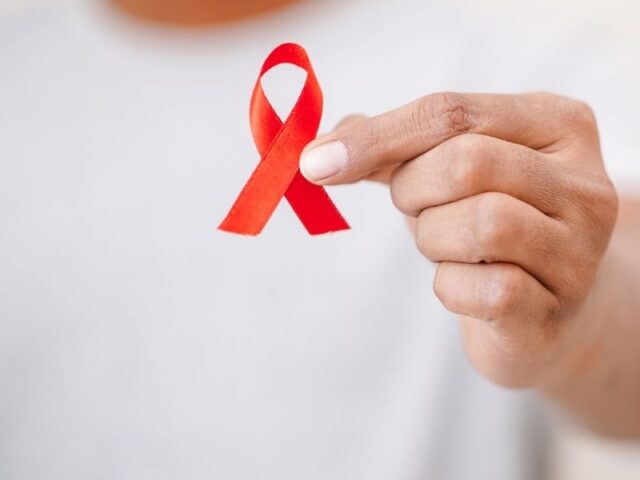 Remissão prolongada do VIH após transplante de células estaminais Um estudo recente publicado na revista científica Nature Microbiology descreve um caso raro de remissão prolongada do vírus da imunodeficiência humana (VIH) após um transplante de células estaminais hematopoiéticas, reforçando o papel da investigação nesta área no desenvolvimento de novas abordagens terapêuticas. O caso envolve um homem de 63 anos que, após ter sido submetido a um transplante no contexto do tratamento de uma doença hematológica, apresentou sinais de remissão do VIH mesmo após a interrupção da terapêutica antirretroviral. Uma mutação genética com papel determinante O transplante foi realizado com células provenientes de um dador compatível portador de uma mutação genética específica — designada CCR5 Δ32 — que impede o vírus de entrar nas células do sistema imunitário. Após o procedimento, verificou-se uma substituição completa do sistema imunitário do doente por células do dador, tendo sido observados resultados relevantes, nomeadamente: ausência de ADN do VIH detetável no sangue e em outros tecidos inexistência de vírus com capacidade de replicação redução progressiva da resposta imunitária ao vírus Estes dados sugerem uma possível eliminação dos reservatórios virais no organismo, um dos principais desafios no tratamento do VIH. Importância dos resultados para a investigação O VIH caracteriza-se pela sua capacidade de permanecer latente em diferentes tecidos, mesmo quando controlado por terapêutica, o que dificulta a sua eliminação completa. Neste contexto, casos como este são particularmente relevantes, pois demonstram que, em condições muito específicas, poderá ser possível reduzir significativamente ou eliminar esses reservatórios. Limitações e contexto clínico Apesar dos resultados promissores, os especialistas sublinham que este tipo de abordagem apresenta limitações importantes. O transplante de células estaminais é um procedimento complexo e de elevado risco, sendo atualmente reservado para doentes com patologias graves, como certos tipos de cancro hematológico. Assim, não constitui uma opção terapêutica aplicável à maioria das pessoas com VIH. Ainda assim, estes casos são fundamentais para aprofundar o conhecimento científico sobre os mecanismos de remissão da infeção e orientar futuras estratégias terapêuticas. Conclusão A evidência apresentada reforça o potencial da investigação em células estaminais na compreensão e tratamento de doenças complexas como o VIH. Embora ainda distante de uma aplicação generalizada, este tipo de avanços contribui para o desenvolvimento de novas abordagens terapêuticas, com potencial para transformar o futuro do tratamento desta infeção. Nota importante Os resultados referem-se a um caso clínico específico, no contexto de tratamento de uma doença grave. Não representam, neste momento, uma solução terapêutica aplicável à generalidade dos doentes com VIH.