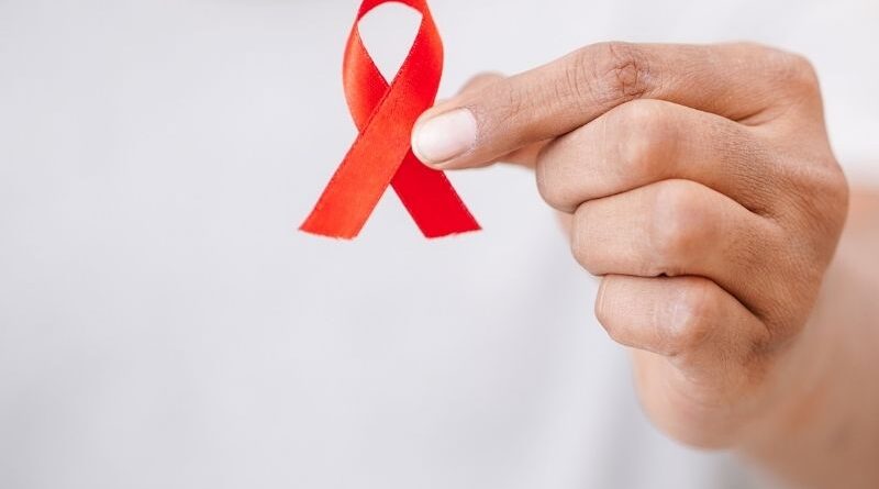 Remissão prolongada do VIH após transplante de células estaminais Um estudo recente publicado na revista científica Nature Microbiology descreve um caso raro de remissão prolongada do vírus da imunodeficiência humana (VIH) após um transplante de células estaminais hematopoiéticas, reforçando o papel da investigação nesta área no desenvolvimento de novas abordagens terapêuticas. O caso envolve um homem de 63 anos que, após ter sido submetido a um transplante no contexto do tratamento de uma doença hematológica, apresentou sinais de remissão do VIH mesmo após a interrupção da terapêutica antirretroviral. Uma mutação genética com papel determinante O transplante foi realizado com células provenientes de um dador compatível portador de uma mutação genética específica — designada CCR5 Δ32 — que impede o vírus de entrar nas células do sistema imunitário. Após o procedimento, verificou-se uma substituição completa do sistema imunitário do doente por células do dador, tendo sido observados resultados relevantes, nomeadamente: ausência de ADN do VIH detetável no sangue e em outros tecidos inexistência de vírus com capacidade de replicação redução progressiva da resposta imunitária ao vírus Estes dados sugerem uma possível eliminação dos reservatórios virais no organismo, um dos principais desafios no tratamento do VIH. Importância dos resultados para a investigação O VIH caracteriza-se pela sua capacidade de permanecer latente em diferentes tecidos, mesmo quando controlado por terapêutica, o que dificulta a sua eliminação completa. Neste contexto, casos como este são particularmente relevantes, pois demonstram que, em condições muito específicas, poderá ser possível reduzir significativamente ou eliminar esses reservatórios. Limitações e contexto clínico Apesar dos resultados promissores, os especialistas sublinham que este tipo de abordagem apresenta limitações importantes. O transplante de células estaminais é um procedimento complexo e de elevado risco, sendo atualmente reservado para doentes com patologias graves, como certos tipos de cancro hematológico. Assim, não constitui uma opção terapêutica aplicável à maioria das pessoas com VIH. Ainda assim, estes casos são fundamentais para aprofundar o conhecimento científico sobre os mecanismos de remissão da infeção e orientar futuras estratégias terapêuticas. Conclusão A evidência apresentada reforça o potencial da investigação em células estaminais na compreensão e tratamento de doenças complexas como o VIH. Embora ainda distante de uma aplicação generalizada, este tipo de avanços contribui para o desenvolvimento de novas abordagens terapêuticas, com potencial para transformar o futuro do tratamento desta infeção. Nota importante Os resultados referem-se a um caso clínico específico, no contexto de tratamento de uma doença grave. Não representam, neste momento, uma solução terapêutica aplicável à generalidade dos doentes com VIH.