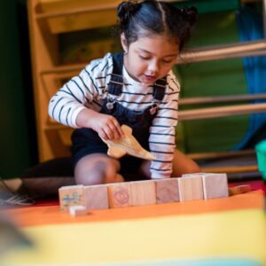 Um estudo clínico publicado no World Journal of Clinical Pediatrics analisou a utilização de sangue do cordão umbilical da própria criança em casos de Perturbação do Espetro do Autismo, comparando os resultados com uma intervenção baseada em suplementos individualizados. A investigação em torno das terapias celulares tem vindo a ganhar destaque em diferentes áreas da medicina, incluindo no estudo da Perturbação do Espetro do Autismo (PEA), uma condição complexa, com manifestações muito variadas e ainda com muitos aspetos por compreender. Um estudo clínico, conhecido como CORDUS, avaliou a administração de sangue do cordão umbilical autólogo — ou seja, da própria criança — em crianças com diagnóstico de PEA. O trabalho comparou esta intervenção com uma combinação individualizada de suplementos, administrada de forma sequencial aos participantes. A versão revista por pares foi publicada em 2025 no World Journal of Clinical Pediatrics. O estudo incluiu 56 crianças, tendo a eficácia sido avaliada antes e depois das intervenções através de escalas comportamentais e entrevistas conduzidas por um psicoterapeuta independente junto dos pais e terapeutas das crianças. Entre os instrumentos utilizados estiveram escalas como a ATEC e a Q-CHAT. Os resultados indicaram que o sangue do cordão umbilical autólogo esteve associado a melhorias mais evidentes em crianças entre os 3 e os 7 anos, especialmente em áreas como a verbalização, a interação social, a iniciativa, a compreensão e a capacidade de atenção. Neste grupo, os autores reportaram melhoria em cerca de 78% das crianças avaliadas. Em crianças mais velhas ou com peso mais elevado, os resultados foram menos expressivos. O estudo refere ainda que, em alguns casos, os suplementos individualizados apresentaram melhores resultados do que o sangue do cordão umbilical, reforçando a ideia de que a resposta pode variar significativamente de criança para criança. Os investigadores identificaram também alguns fatores que poderão estar associados a menor resposta, como níveis iniciais elevados de marcadores inflamatórios ou ferritina. Em termos de segurança, os autores não reportaram reações adversas graves após a administração do sangue do cordão umbilical ou dos suplementos. Ainda assim, o próprio artigo sublinha a necessidade de novos estudos clínicos para confirmar estes resultados e identificar melhor quais os perfis de crianças que poderão beneficiar mais deste tipo de abordagem. Este estudo reforça o interesse científico em torno do potencial do sangue do cordão umbilical autólogo e da sua possível aplicação em áreas complexas como a PEA. Embora os resultados sejam promissores, devem ser interpretados com prudência: trata-se ainda de uma área em investigação, que exige mais estudos para validar a eficácia, compreender os mecanismos envolvidos e definir critérios claros de seleção dos doentes. A criopreservação do sangue do cordão umbilical continua, assim, a representar uma oportunidade única de guardar células estaminais da própria criança, que poderão ter relevância em diferentes contextos terapêuticos presentes e futuros. Nota: Este conteúdo tem fins informativos e não substitui o aconselhamento médico especializado. A utilização de sangue do cordão umbilical em PEA encontra-se ainda em estudo e não deve ser interpretada como tratamento garantido ou recomendação clínica individual.