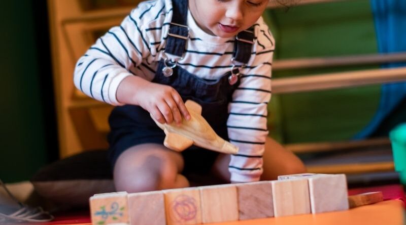 Um estudo clínico publicado no World Journal of Clinical Pediatrics analisou a utilização de sangue do cordão umbilical da própria criança em casos de Perturbação do Espetro do Autismo, comparando os resultados com uma intervenção baseada em suplementos individualizados. A investigação em torno das terapias celulares tem vindo a ganhar destaque em diferentes áreas da medicina, incluindo no estudo da Perturbação do Espetro do Autismo (PEA), uma condição complexa, com manifestações muito variadas e ainda com muitos aspetos por compreender. Um estudo clínico, conhecido como CORDUS, avaliou a administração de sangue do cordão umbilical autólogo — ou seja, da própria criança — em crianças com diagnóstico de PEA. O trabalho comparou esta intervenção com uma combinação individualizada de suplementos, administrada de forma sequencial aos participantes. A versão revista por pares foi publicada em 2025 no World Journal of Clinical Pediatrics. O estudo incluiu 56 crianças, tendo a eficácia sido avaliada antes e depois das intervenções através de escalas comportamentais e entrevistas conduzidas por um psicoterapeuta independente junto dos pais e terapeutas das crianças. Entre os instrumentos utilizados estiveram escalas como a ATEC e a Q-CHAT. Os resultados indicaram que o sangue do cordão umbilical autólogo esteve associado a melhorias mais evidentes em crianças entre os 3 e os 7 anos, especialmente em áreas como a verbalização, a interação social, a iniciativa, a compreensão e a capacidade de atenção. Neste grupo, os autores reportaram melhoria em cerca de 78% das crianças avaliadas. Em crianças mais velhas ou com peso mais elevado, os resultados foram menos expressivos. O estudo refere ainda que, em alguns casos, os suplementos individualizados apresentaram melhores resultados do que o sangue do cordão umbilical, reforçando a ideia de que a resposta pode variar significativamente de criança para criança. Os investigadores identificaram também alguns fatores que poderão estar associados a menor resposta, como níveis iniciais elevados de marcadores inflamatórios ou ferritina. Em termos de segurança, os autores não reportaram reações adversas graves após a administração do sangue do cordão umbilical ou dos suplementos. Ainda assim, o próprio artigo sublinha a necessidade de novos estudos clínicos para confirmar estes resultados e identificar melhor quais os perfis de crianças que poderão beneficiar mais deste tipo de abordagem. Este estudo reforça o interesse científico em torno do potencial do sangue do cordão umbilical autólogo e da sua possível aplicação em áreas complexas como a PEA. Embora os resultados sejam promissores, devem ser interpretados com prudência: trata-se ainda de uma área em investigação, que exige mais estudos para validar a eficácia, compreender os mecanismos envolvidos e definir critérios claros de seleção dos doentes. A criopreservação do sangue do cordão umbilical continua, assim, a representar uma oportunidade única de guardar células estaminais da própria criança, que poderão ter relevância em diferentes contextos terapêuticos presentes e futuros. Nota: Este conteúdo tem fins informativos e não substitui o aconselhamento médico especializado. A utilização de sangue do cordão umbilical em PEA encontra-se ainda em estudo e não deve ser interpretada como tratamento garantido ou recomendação clínica individual.