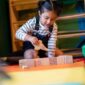 Um estudo clínico publicado no World Journal of Clinical Pediatrics analisou a utilização de sangue do cordão umbilical da própria criança em casos de Perturbação do Espetro do Autismo, comparando os resultados com uma intervenção baseada em suplementos individualizados. A investigação em torno das terapias celulares tem vindo a ganhar destaque em diferentes áreas da medicina, incluindo no estudo da Perturbação do Espetro do Autismo (PEA), uma condição complexa, com manifestações muito variadas e ainda com muitos aspetos por compreender. Um estudo clínico, conhecido como CORDUS, avaliou a administração de sangue do cordão umbilical autólogo — ou seja, da própria criança — em crianças com diagnóstico de PEA. O trabalho comparou esta intervenção com uma combinação individualizada de suplementos, administrada de forma sequencial aos participantes. A versão revista por pares foi publicada em 2025 no World Journal of Clinical Pediatrics. O estudo incluiu 56 crianças, tendo a eficácia sido avaliada antes e depois das intervenções através de escalas comportamentais e entrevistas conduzidas por um psicoterapeuta independente junto dos pais e terapeutas das crianças. Entre os instrumentos utilizados estiveram escalas como a ATEC e a Q-CHAT. Os resultados indicaram que o sangue do cordão umbilical autólogo esteve associado a melhorias mais evidentes em crianças entre os 3 e os 7 anos, especialmente em áreas como a verbalização, a interação social, a iniciativa, a compreensão e a capacidade de atenção. Neste grupo, os autores reportaram melhoria em cerca de 78% das crianças avaliadas. Em crianças mais velhas ou com peso mais elevado, os resultados foram menos expressivos. O estudo refere ainda que, em alguns casos, os suplementos individualizados apresentaram melhores resultados do que o sangue do cordão umbilical, reforçando a ideia de que a resposta pode variar significativamente de criança para criança. Os investigadores identificaram também alguns fatores que poderão estar associados a menor resposta, como níveis iniciais elevados de marcadores inflamatórios ou ferritina. Em termos de segurança, os autores não reportaram reações adversas graves após a administração do sangue do cordão umbilical ou dos suplementos. Ainda assim, o próprio artigo sublinha a necessidade de novos estudos clínicos para confirmar estes resultados e identificar melhor quais os perfis de crianças que poderão beneficiar mais deste tipo de abordagem. Este estudo reforça o interesse científico em torno do potencial do sangue do cordão umbilical autólogo e da sua possível aplicação em áreas complexas como a PEA. Embora os resultados sejam promissores, devem ser interpretados com prudência: trata-se ainda de uma área em investigação, que exige mais estudos para validar a eficácia, compreender os mecanismos envolvidos e definir critérios claros de seleção dos doentes. A criopreservação do sangue do cordão umbilical continua, assim, a representar uma oportunidade única de guardar células estaminais da própria criança, que poderão ter relevância em diferentes contextos terapêuticos presentes e futuros. Nota: Este conteúdo tem fins informativos e não substitui o aconselhamento médico especializado. A utilização de sangue do cordão umbilical em PEA encontra-se ainda em estudo e não deve ser interpretada como tratamento garantido ou recomendação clínica individual.