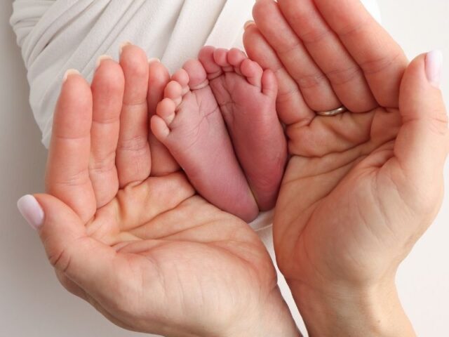 Células do cordão em estudo para proteger bebés prematuros Novo ensaio clínico australiano avalia a segurança de uma terapia celular em recém-nascidos prematuros com lesões cerebrais graves Investigadores australianos estão a estudar uma nova abordagem que poderá, no futuro, contribuir para a proteção do cérebro de bebés prematuros. O ensaio clínico, denominado ALLO Trial, utiliza células provenientes do sangue do cordão umbilical doado por famílias após o nascimento de bebés de termo. O projeto reúne investigadores da Monash University, Monash Health e Hudson Institute of Medical Research e está atualmente a recrutar participantes para avaliar a segurança e a viabilidade deste tratamento celular. Porque estão os bebés prematuros mais vulneráveis? Os bebés que nascem prematuramente apresentam um risco acrescido de desenvolver lesões cerebrais, que podem estar associadas a consequências neurológicas permanentes, incluindo dificuldades no desenvolvimento e paralisia cerebral. Apesar dos progressos verificados nos cuidados intensivos neonatais, as opções atualmente disponíveis são sobretudo de suporte. Ainda não existem terapias aprovadas especificamente destinadas a contrariar ou reparar os danos cerebrais provocados pela prematuridade. É neste contexto que os investigadores estão a explorar o potencial das células do sangue do cordão umbilical. Em que consiste o ALLO Trial? O ALLO Trial é um ensaio clínico de fase I, aberto e realizado num único grupo de participantes no Monash Children’s Hospital, no estado de Victoria, na Austrália. O estudo destina-se a bebés prematuros com lesões cerebrais graves identificadas através de exames de neuroimagem. Poderão ser incluídos bebés nascidos antes das 28 semanas ou entre as 28 semanas e as 36 semanas e seis dias de gestação, de acordo com os critérios estabelecidos pelos investigadores. Os bebés elegíveis recebem uma única infusão intravenosa de células provenientes de sangue do cordão umbilical armazenado num banco público australiano. A administração é realizada após a confirmação da elegibilidade, dependendo também da estabilidade clínica do bebé e da ausência de infeção ativa. Neste ensaio são utilizadas células de um dador não relacionado, ou seja, trata-se de uma abordagem alogénica. Esta solução permite recorrer a unidades previamente doadas e armazenadas quando não foi possível recolher uma quantidade suficiente de sangue do cordão do próprio bebé prematuro. Como poderão estas células ajudar? As células presentes no sangue do cordão umbilical têm sido estudadas pelas suas propriedades: anti-inflamatórias; imunomoduladoras; neuroprotetoras; de apoio aos mecanismos naturais de reparação dos tecidos. Os investigadores pretendem perceber se estas características poderão ajudar a reduzir a inflamação e a proteger o cérebro ainda em desenvolvimento dos recém-nascidos prematuros. O estudo surge na continuidade de investigação anterior da mesma equipa, que avaliou a utilização de células obtidas a partir do sangue do cordão do próprio bebé. Nesse estudo, a recolha e a administração das células foram consideradas viáveis e seguras em muitos dos casos analisados, justificando a continuação da investigação. Uma investigação promissora, mas ainda numa fase inicial Embora esta área de investigação seja promissora, é importante salientar que o ALLO Trial é um ensaio clínico de fase I. O seu principal objetivo é avaliar a segurança e a viabilidade do procedimento, e não comprovar definitivamente a eficácia do tratamento. Ainda não é possível afirmar que a administração destas células previne lesões cerebrais, paralisia cerebral ou outras complicações neurológicas associadas à prematuridade. Os resultados deste estudo poderão, contudo, fornecer informação essencial para o desenvolvimento de ensaios clínicos de maior dimensão e para compreender melhor o potencial das células do sangue do cordão umbilical na medicina neonatal. O potencial do sangue do cordão umbilical O sangue do cordão umbilical é uma fonte de células com aplicações terapêuticas já estabelecidas em diferentes doenças do sangue e do sistema imunitário. Paralelamente, continuam a decorrer estudos que avaliam o seu potencial noutras áreas, incluindo a neurologia, a medicina regenerativa e a proteção do cérebro neonatal. Investigações como o ALLO Trial demonstram que o conhecimento científico sobre estas células continua a evoluir e poderá abrir caminho a novas abordagens terapêuticas no futuro. Este conteúdo tem caráter exclusivamente informativo e não substitui o aconselhamento médico. O tratamento descrito encontra-se em investigação clínica e não corresponde atualmente a uma terapia aprovada para a prevenção de lesões cerebrais em bebés prematuros.