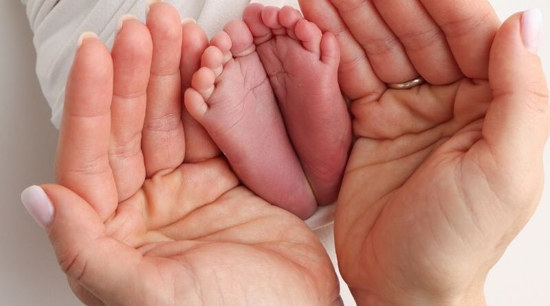 Células do cordão em estudo para proteger bebés prematuros Novo ensaio clínico australiano avalia a segurança de uma terapia celular em recém-nascidos prematuros com lesões cerebrais graves Investigadores australianos estão a estudar uma nova abordagem que poderá, no futuro, contribuir para a proteção do cérebro de bebés prematuros. O ensaio clínico, denominado ALLO Trial, utiliza células provenientes do sangue do cordão umbilical doado por famílias após o nascimento de bebés de termo. O projeto reúne investigadores da Monash University, Monash Health e Hudson Institute of Medical Research e está atualmente a recrutar participantes para avaliar a segurança e a viabilidade deste tratamento celular. Porque estão os bebés prematuros mais vulneráveis? Os bebés que nascem prematuramente apresentam um risco acrescido de desenvolver lesões cerebrais, que podem estar associadas a consequências neurológicas permanentes, incluindo dificuldades no desenvolvimento e paralisia cerebral. Apesar dos progressos verificados nos cuidados intensivos neonatais, as opções atualmente disponíveis são sobretudo de suporte. Ainda não existem terapias aprovadas especificamente destinadas a contrariar ou reparar os danos cerebrais provocados pela prematuridade. É neste contexto que os investigadores estão a explorar o potencial das células do sangue do cordão umbilical. Em que consiste o ALLO Trial? O ALLO Trial é um ensaio clínico de fase I, aberto e realizado num único grupo de participantes no Monash Children’s Hospital, no estado de Victoria, na Austrália. O estudo destina-se a bebés prematuros com lesões cerebrais graves identificadas através de exames de neuroimagem. Poderão ser incluídos bebés nascidos antes das 28 semanas ou entre as 28 semanas e as 36 semanas e seis dias de gestação, de acordo com os critérios estabelecidos pelos investigadores. Os bebés elegíveis recebem uma única infusão intravenosa de células provenientes de sangue do cordão umbilical armazenado num banco público australiano. A administração é realizada após a confirmação da elegibilidade, dependendo também da estabilidade clínica do bebé e da ausência de infeção ativa. Neste ensaio são utilizadas células de um dador não relacionado, ou seja, trata-se de uma abordagem alogénica. Esta solução permite recorrer a unidades previamente doadas e armazenadas quando não foi possível recolher uma quantidade suficiente de sangue do cordão do próprio bebé prematuro. Como poderão estas células ajudar? As células presentes no sangue do cordão umbilical têm sido estudadas pelas suas propriedades: anti-inflamatórias; imunomoduladoras; neuroprotetoras; de apoio aos mecanismos naturais de reparação dos tecidos. Os investigadores pretendem perceber se estas características poderão ajudar a reduzir a inflamação e a proteger o cérebro ainda em desenvolvimento dos recém-nascidos prematuros. O estudo surge na continuidade de investigação anterior da mesma equipa, que avaliou a utilização de células obtidas a partir do sangue do cordão do próprio bebé. Nesse estudo, a recolha e a administração das células foram consideradas viáveis e seguras em muitos dos casos analisados, justificando a continuação da investigação. Uma investigação promissora, mas ainda numa fase inicial Embora esta área de investigação seja promissora, é importante salientar que o ALLO Trial é um ensaio clínico de fase I. O seu principal objetivo é avaliar a segurança e a viabilidade do procedimento, e não comprovar definitivamente a eficácia do tratamento. Ainda não é possível afirmar que a administração destas células previne lesões cerebrais, paralisia cerebral ou outras complicações neurológicas associadas à prematuridade. Os resultados deste estudo poderão, contudo, fornecer informação essencial para o desenvolvimento de ensaios clínicos de maior dimensão e para compreender melhor o potencial das células do sangue do cordão umbilical na medicina neonatal. O potencial do sangue do cordão umbilical O sangue do cordão umbilical é uma fonte de células com aplicações terapêuticas já estabelecidas em diferentes doenças do sangue e do sistema imunitário. Paralelamente, continuam a decorrer estudos que avaliam o seu potencial noutras áreas, incluindo a neurologia, a medicina regenerativa e a proteção do cérebro neonatal. Investigações como o ALLO Trial demonstram que o conhecimento científico sobre estas células continua a evoluir e poderá abrir caminho a novas abordagens terapêuticas no futuro. Este conteúdo tem caráter exclusivamente informativo e não substitui o aconselhamento médico. O tratamento descrito encontra-se em investigação clínica e não corresponde atualmente a uma terapia aprovada para a prevenção de lesões cerebrais em bebés prematuros.