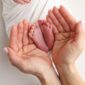 Células do cordão em estudo para proteger bebés prematuros Novo ensaio clínico australiano avalia a segurança de uma terapia celular em recém-nascidos prematuros com lesões cerebrais graves Investigadores australianos estão a estudar uma nova abordagem que poderá, no futuro, contribuir para a proteção do cérebro de bebés prematuros. O ensaio clínico, denominado ALLO Trial, utiliza células provenientes do sangue do cordão umbilical doado por famílias após o nascimento de bebés de termo. O projeto reúne investigadores da Monash University, Monash Health e Hudson Institute of Medical Research e está atualmente a recrutar participantes para avaliar a segurança e a viabilidade deste tratamento celular. Porque estão os bebés prematuros mais vulneráveis? Os bebés que nascem prematuramente apresentam um risco acrescido de desenvolver lesões cerebrais, que podem estar associadas a consequências neurológicas permanentes, incluindo dificuldades no desenvolvimento e paralisia cerebral. Apesar dos progressos verificados nos cuidados intensivos neonatais, as opções atualmente disponíveis são sobretudo de suporte. Ainda não existem terapias aprovadas especificamente destinadas a contrariar ou reparar os danos cerebrais provocados pela prematuridade. É neste contexto que os investigadores estão a explorar o potencial das células do sangue do cordão umbilical. Em que consiste o ALLO Trial? O ALLO Trial é um ensaio clínico de fase I, aberto e realizado num único grupo de participantes no Monash Children’s Hospital, no estado de Victoria, na Austrália. O estudo destina-se a bebés prematuros com lesões cerebrais graves identificadas através de exames de neuroimagem. Poderão ser incluídos bebés nascidos antes das 28 semanas ou entre as 28 semanas e as 36 semanas e seis dias de gestação, de acordo com os critérios estabelecidos pelos investigadores. Os bebés elegíveis recebem uma única infusão intravenosa de células provenientes de sangue do cordão umbilical armazenado num banco público australiano. A administração é realizada após a confirmação da elegibilidade, dependendo também da estabilidade clínica do bebé e da ausência de infeção ativa. Neste ensaio são utilizadas células de um dador não relacionado, ou seja, trata-se de uma abordagem alogénica. Esta solução permite recorrer a unidades previamente doadas e armazenadas quando não foi possível recolher uma quantidade suficiente de sangue do cordão do próprio bebé prematuro. Como poderão estas células ajudar? As células presentes no sangue do cordão umbilical têm sido estudadas pelas suas propriedades: anti-inflamatórias; imunomoduladoras; neuroprotetoras; de apoio aos mecanismos naturais de reparação dos tecidos. Os investigadores pretendem perceber se estas características poderão ajudar a reduzir a inflamação e a proteger o cérebro ainda em desenvolvimento dos recém-nascidos prematuros. O estudo surge na continuidade de investigação anterior da mesma equipa, que avaliou a utilização de células obtidas a partir do sangue do cordão do próprio bebé. Nesse estudo, a recolha e a administração das células foram consideradas viáveis e seguras em muitos dos casos analisados, justificando a continuação da investigação. Uma investigação promissora, mas ainda numa fase inicial Embora esta área de investigação seja promissora, é importante salientar que o ALLO Trial é um ensaio clínico de fase I. O seu principal objetivo é avaliar a segurança e a viabilidade do procedimento, e não comprovar definitivamente a eficácia do tratamento. Ainda não é possível afirmar que a administração destas células previne lesões cerebrais, paralisia cerebral ou outras complicações neurológicas associadas à prematuridade. Os resultados deste estudo poderão, contudo, fornecer informação essencial para o desenvolvimento de ensaios clínicos de maior dimensão e para compreender melhor o potencial das células do sangue do cordão umbilical na medicina neonatal. O potencial do sangue do cordão umbilical O sangue do cordão umbilical é uma fonte de células com aplicações terapêuticas já estabelecidas em diferentes doenças do sangue e do sistema imunitário. Paralelamente, continuam a decorrer estudos que avaliam o seu potencial noutras áreas, incluindo a neurologia, a medicina regenerativa e a proteção do cérebro neonatal. Investigações como o ALLO Trial demonstram que o conhecimento científico sobre estas células continua a evoluir e poderá abrir caminho a novas abordagens terapêuticas no futuro. Este conteúdo tem caráter exclusivamente informativo e não substitui o aconselhamento médico. O tratamento descrito encontra-se em investigação clínica e não corresponde atualmente a uma terapia aprovada para a prevenção de lesões cerebrais em bebés prematuros.