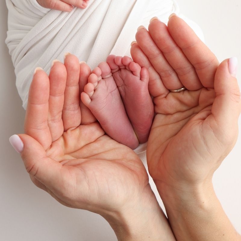 Células do cordão em estudo para proteger bebés prematuros Novo ensaio clínico australiano avalia a segurança de uma terapia celular em recém-nascidos prematuros com lesões cerebrais graves Investigadores australianos estão a estudar uma nova abordagem que poderá, no futuro, contribuir para a proteção do cérebro de bebés prematuros. O ensaio clínico, denominado ALLO Trial, utiliza células provenientes do sangue do cordão umbilical doado por famílias após o nascimento de bebés de termo. O projeto reúne investigadores da Monash University, Monash Health e Hudson Institute of Medical Research e está atualmente a recrutar participantes para avaliar a segurança e a viabilidade deste tratamento celular. Porque estão os bebés prematuros mais vulneráveis? Os bebés que nascem prematuramente apresentam um risco acrescido de desenvolver lesões cerebrais, que podem estar associadas a consequências neurológicas permanentes, incluindo dificuldades no desenvolvimento e paralisia cerebral. Apesar dos progressos verificados nos cuidados intensivos neonatais, as opções atualmente disponíveis são sobretudo de suporte. Ainda não existem terapias aprovadas especificamente destinadas a contrariar ou reparar os danos cerebrais provocados pela prematuridade. É neste contexto que os investigadores estão a explorar o potencial das células do sangue do cordão umbilical. Em que consiste o ALLO Trial? O ALLO Trial é um ensaio clínico de fase I, aberto e realizado num único grupo de participantes no Monash Children’s Hospital, no estado de Victoria, na Austrália. O estudo destina-se a bebés prematuros com lesões cerebrais graves identificadas através de exames de neuroimagem. Poderão ser incluídos bebés nascidos antes das 28 semanas ou entre as 28 semanas e as 36 semanas e seis dias de gestação, de acordo com os critérios estabelecidos pelos investigadores. Os bebés elegíveis recebem uma única infusão intravenosa de células provenientes de sangue do cordão umbilical armazenado num banco público australiano. A administração é realizada após a confirmação da elegibilidade, dependendo também da estabilidade clínica do bebé e da ausência de infeção ativa. Neste ensaio são utilizadas células de um dador não relacionado, ou seja, trata-se de uma abordagem alogénica. Esta solução permite recorrer a unidades previamente doadas e armazenadas quando não foi possível recolher uma quantidade suficiente de sangue do cordão do próprio bebé prematuro. Como poderão estas células ajudar? As células presentes no sangue do cordão umbilical têm sido estudadas pelas suas propriedades: anti-inflamatórias; imunomoduladoras; neuroprotetoras; de apoio aos mecanismos naturais de reparação dos tecidos. Os investigadores pretendem perceber se estas características poderão ajudar a reduzir a inflamação e a proteger o cérebro ainda em desenvolvimento dos recém-nascidos prematuros. O estudo surge na continuidade de investigação anterior da mesma equipa, que avaliou a utilização de células obtidas a partir do sangue do cordão do próprio bebé. Nesse estudo, a recolha e a administração das células foram consideradas viáveis e seguras em muitos dos casos analisados, justificando a continuação da investigação. Uma investigação promissora, mas ainda numa fase inicial Embora esta área de investigação seja promissora, é importante salientar que o ALLO Trial é um ensaio clínico de fase I. O seu principal objetivo é avaliar a segurança e a viabilidade do procedimento, e não comprovar definitivamente a eficácia do tratamento. Ainda não é possível afirmar que a administração destas células previne lesões cerebrais, paralisia cerebral ou outras complicações neurológicas associadas à prematuridade. Os resultados deste estudo poderão, contudo, fornecer informação essencial para o desenvolvimento de ensaios clínicos de maior dimensão e para compreender melhor o potencial das células do sangue do cordão umbilical na medicina neonatal. O potencial do sangue do cordão umbilical O sangue do cordão umbilical é uma fonte de células com aplicações terapêuticas já estabelecidas em diferentes doenças do sangue e do sistema imunitário. Paralelamente, continuam a decorrer estudos que avaliam o seu potencial noutras áreas, incluindo a neurologia, a medicina regenerativa e a proteção do cérebro neonatal. Investigações como o ALLO Trial demonstram que o conhecimento científico sobre estas células continua a evoluir e poderá abrir caminho a novas abordagens terapêuticas no futuro. Este conteúdo tem caráter exclusivamente informativo e não substitui o aconselhamento médico. O tratamento descrito encontra-se em investigação clínica e não corresponde atualmente a uma terapia aprovada para a prevenção de lesões cerebrais em bebés prematuros.