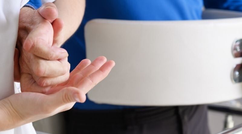 Novo ensaio clínico avalia transplante de sangue do cordão umbilical na ELA Um novo ensaio clínico está a avaliar a utilização de células estaminais do sangue do cordão umbilical no tratamento da esclerose lateral amiotrófica, mais conhecida como ELA. O estudo pretende analisar se esta abordagem é segura e se poderá contribuir para modificar a evolução da doença. A ELA é uma doença neurodegenerativa progressiva que afeta os neurónios motores — as células nervosas responsáveis pelo controlo dos movimentos voluntários. À medida que estas células degeneram, surgem dificuldades progressivas em andar, falar, engolir e respirar. Embora existam tratamentos que podem ajudar a controlar alguns sintomas ou atrasar a progressão da doença, ainda não existe uma cura. Por esse motivo, continuam a ser investigadas novas abordagens terapêuticas. Qual é o objetivo deste ensaio clínico? O estudo está a ser realizado pelo Institute of Hematology & Blood Diseases Hospital, na China, e prevê incluir oito participantes adultos com ELA, com idades entre os 35 e os 50 anos. Os participantes receberão um transplante de sangue do cordão umbilical proveniente de um dador não relacionado. A unidade utilizada deverá cumprir critérios específicos de compatibilidade HLA e de quantidade de células estaminais hematopoiéticas CD34+. Trata-se de um estudo: • exploratório; • realizado num único centro; • aberto, ou seja, tanto os investigadores como os participantes conhecem o tratamento administrado; • sem grupo de controlo; • com um número reduzido de participantes. O principal objetivo é avaliar a segurança e tolerabilidade do procedimento, incluindo possíveis complicações relacionadas com o transplante. Os investigadores irão também acompanhar a evolução funcional da doença e a sobrevivência dos participantes. Por que motivo está a ser estudado o sangue do cordão? A ELA envolve não só a degeneração dos neurónios motores, mas também processos de neuroinflamação e alterações na regulação do sistema imunitário. Os investigadores colocam a hipótese de que um transplante de células estaminais hematopoiéticas possa ajudar a reorganizar determinadas respostas imunitárias e a reduzir processos inflamatórios associados à progressão da doença. No entanto, esta hipótese ainda necessita de ser demonstrada em seres humanos. O sangue do cordão apresenta algumas características relevantes para o transplante. As suas células têm uma menor exigência de compatibilidade HLA comparativamente a outras fontes e as unidades criopreservadas podem estar disponíveis para utilização quando é identificada uma correspondência adequada. Antes da infusão, os participantes serão submetidos a um regime de condicionamento destinado a preparar o organismo para receber as células do dador. Após o transplante, serão cuidadosamente monitorizados devido aos riscos associados ao procedimento, incluindo infeções, toxicidade nos órgãos, falência do enxerto e doença do enxerto contra o hospedeiro. Como será avaliada a evolução dos participantes? A progressão da doença será acompanhada através de diferentes parâmetros, entre os quais: • sobrevivência global; • avaliação da capacidade funcional através da escala ALSFRS-R; • força muscular; • função respiratória; • níveis de neurofilamento de cadeia leve, um biomarcador de lesão neuronal; • exames de imagem, como ressonância magnética e PET-CT; • complicações relacionadas com o transplante. As avaliações funcionais estão previstas antes do transplante e aos 1, 2, 3, 6, 12 e 24 meses após o procedimento. Um estudo ainda numa fase muito inicial Este ensaio representa uma nova área de investigação para as células do sangue do cordão umbilical. Contudo, é fundamental salientar que ainda não existem resultados que permitam concluir que o transplante é seguro ou eficaz no tratamento da ELA. O estudo envolve apenas oito participantes, não inclui um grupo de controlo e pressupõe um procedimento complexo, acompanhado por um regime de condicionamento e imunossupressão. Assim, os resultados deverão ser interpretados com particular prudência. A investigação demonstra, ainda assim, como as células do sangue do cordão continuam a ser estudadas para além das suas aplicações já estabelecidas em doenças hematológicas, oncológicas, metabólicas e do sistema imunitário. Cada novo ensaio clínico contribui para compreender melhor o potencial, as limitações e as condições de segurança necessárias à utilização destas células em novas áreas da medicina.