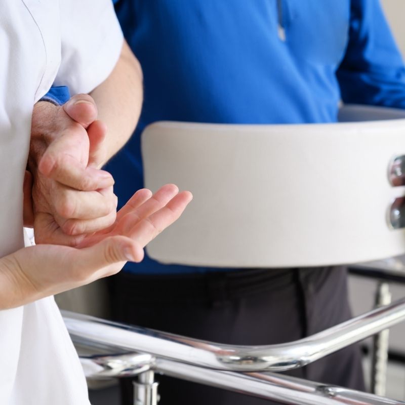 Novo ensaio clínico avalia transplante de sangue do cordão umbilical na ELA Um novo ensaio clínico está a avaliar a utilização de células estaminais do sangue do cordão umbilical no tratamento da esclerose lateral amiotrófica, mais conhecida como ELA. O estudo pretende analisar se esta abordagem é segura e se poderá contribuir para modificar a evolução da doença. A ELA é uma doença neurodegenerativa progressiva que afeta os neurónios motores — as células nervosas responsáveis pelo controlo dos movimentos voluntários. À medida que estas células degeneram, surgem dificuldades progressivas em andar, falar, engolir e respirar. Embora existam tratamentos que podem ajudar a controlar alguns sintomas ou atrasar a progressão da doença, ainda não existe uma cura. Por esse motivo, continuam a ser investigadas novas abordagens terapêuticas. Qual é o objetivo deste ensaio clínico? O estudo está a ser realizado pelo Institute of Hematology & Blood Diseases Hospital, na China, e prevê incluir oito participantes adultos com ELA, com idades entre os 35 e os 50 anos. Os participantes receberão um transplante de sangue do cordão umbilical proveniente de um dador não relacionado. A unidade utilizada deverá cumprir critérios específicos de compatibilidade HLA e de quantidade de células estaminais hematopoiéticas CD34+. Trata-se de um estudo: • exploratório; • realizado num único centro; • aberto, ou seja, tanto os investigadores como os participantes conhecem o tratamento administrado; • sem grupo de controlo; • com um número reduzido de participantes. O principal objetivo é avaliar a segurança e tolerabilidade do procedimento, incluindo possíveis complicações relacionadas com o transplante. Os investigadores irão também acompanhar a evolução funcional da doença e a sobrevivência dos participantes. Por que motivo está a ser estudado o sangue do cordão? A ELA envolve não só a degeneração dos neurónios motores, mas também processos de neuroinflamação e alterações na regulação do sistema imunitário. Os investigadores colocam a hipótese de que um transplante de células estaminais hematopoiéticas possa ajudar a reorganizar determinadas respostas imunitárias e a reduzir processos inflamatórios associados à progressão da doença. No entanto, esta hipótese ainda necessita de ser demonstrada em seres humanos. O sangue do cordão apresenta algumas características relevantes para o transplante. As suas células têm uma menor exigência de compatibilidade HLA comparativamente a outras fontes e as unidades criopreservadas podem estar disponíveis para utilização quando é identificada uma correspondência adequada. Antes da infusão, os participantes serão submetidos a um regime de condicionamento destinado a preparar o organismo para receber as células do dador. Após o transplante, serão cuidadosamente monitorizados devido aos riscos associados ao procedimento, incluindo infeções, toxicidade nos órgãos, falência do enxerto e doença do enxerto contra o hospedeiro. Como será avaliada a evolução dos participantes? A progressão da doença será acompanhada através de diferentes parâmetros, entre os quais: • sobrevivência global; • avaliação da capacidade funcional através da escala ALSFRS-R; • força muscular; • função respiratória; • níveis de neurofilamento de cadeia leve, um biomarcador de lesão neuronal; • exames de imagem, como ressonância magnética e PET-CT; • complicações relacionadas com o transplante. As avaliações funcionais estão previstas antes do transplante e aos 1, 2, 3, 6, 12 e 24 meses após o procedimento. Um estudo ainda numa fase muito inicial Este ensaio representa uma nova área de investigação para as células do sangue do cordão umbilical. Contudo, é fundamental salientar que ainda não existem resultados que permitam concluir que o transplante é seguro ou eficaz no tratamento da ELA. O estudo envolve apenas oito participantes, não inclui um grupo de controlo e pressupõe um procedimento complexo, acompanhado por um regime de condicionamento e imunossupressão. Assim, os resultados deverão ser interpretados com particular prudência. A investigação demonstra, ainda assim, como as células do sangue do cordão continuam a ser estudadas para além das suas aplicações já estabelecidas em doenças hematológicas, oncológicas, metabólicas e do sistema imunitário. Cada novo ensaio clínico contribui para compreender melhor o potencial, as limitações e as condições de segurança necessárias à utilização destas células em novas áreas da medicina.