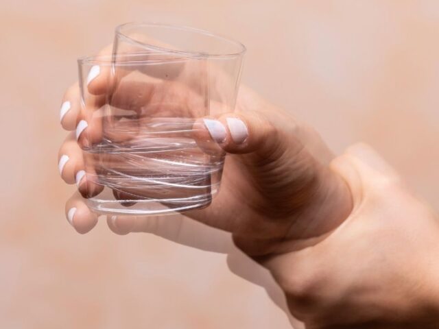 Um estudo publicado em julho de 2026 na revista científica Genes & Diseases apresenta novos resultados sobre a utilização de células estaminais mesenquimais derivadas do cordão umbilical (hUC-MSCs) em pessoas com doença de Parkinson. Os investigadores observaram melhorias em diferentes parâmetros clínicos e identificaram mecanismos biológicos que poderão ajudar a explicar o potencial destas células na proteção e recuperação do sistema nervoso. Um estudo clínico com 35 pessoas com Parkinson A investigação combinou um ensaio clínico exploratório em humanos com estudos laboratoriais e num modelo animal da doença de Parkinson. No ensaio clínico participaram 35 pessoas, com uma idade média de aproximadamente 68 anos e uma duração média da doença de cerca de sete anos. Os participantes receberam quatro administrações de células estaminais mesenquimais humanas provenientes do cordão umbilical ao longo de um mês, através de administração intravenosa e intratecal. Os investigadores avaliaram posteriormente diferentes aspetos da doença, incluindo sintomas motores, equilíbrio, capacidade para realizar atividades diárias, função cognitiva, ansiedade, depressão e qualidade do sono. Melhorias observadas em diferentes sintomas Após o tratamento, foram registadas melhorias estatisticamente significativas em várias escalas utilizadas na avaliação da doença de Parkinson. A escala UPDRS, uma das principais ferramentas utilizadas para avaliar a gravidade dos sintomas da doença, apresentou melhorias a partir das quatro semanas, que se mantiveram nas avaliações posteriores. Também foram observadas alterações favoráveis no equilíbrio, função cognitiva, independência nas atividades diárias, ansiedade, depressão e qualidade do sono. No acompanhamento realizado um ano após o tratamento, os investigadores reportaram, entre outros resultados, uma redução de 26,1% na pontuação UPDRS e uma melhoria em diferentes indicadores relacionados com equilíbrio, cognição e qualidade de vida. Os exames de ressonância magnética também revelaram um aumento da área e da intensidade do sinal de neuromelanina na substância negra, uma região cerebral particularmente afetada na doença de Parkinson e onde se encontram muitos dos neurónios responsáveis pela produção de dopamina. Como poderão atuar estas células? Um dos aspetos mais interessantes desta investigação foi a tentativa de perceber por que razão as células mesenquimais do cordão umbilical poderão produzir estes efeitos. Ao contrário de algumas abordagens de terapia celular que procuram substituir diretamente os neurónios perdidos, os investigadores consideram que a ação destas células poderá estar relacionada sobretudo com os fatores que libertam para o ambiente envolvente. As células mesenquimais possuem propriedades imunomoduladoras, anti-inflamatórias e neuroprotetoras e libertam diferentes moléculas e vesículas extracelulares capazes de participar na comunicação entre células. Neste estudo, as análises do líquido cefalorraquidiano e os estudos realizados em modelos animais apontaram para a participação de uma proteína denominada NCS1 (Neuronal Calcium Sensor 1) e para a ativação de vias relacionadas com o sistema endocanabinoide. Estas alterações poderão contribuir para regular a inflamação no cérebro e criar um ambiente mais favorável à sobrevivência dos neurónios. Os investigadores observaram também uma redução das células microgliais associadas aos processos de neuroinflamação nos modelos experimentais tratados com células mesenquimais. Segurança e próximos passos Durante o estudo, não foram registados eventos adversos relacionados com a administração das células mesenquimais, incluindo durante o acompanhamento realizado após o tratamento. Apesar dos resultados positivos, é importante interpretar estas conclusões com prudência. Este foi um ensaio clínico exploratório, aberto e de braço único, ou seja, todos os participantes receberam o tratamento e não existiu um grupo de controlo ou placebo com o qual comparar os resultados. Desta forma, o estudo não permite ainda concluir que as células estaminais do cordão umbilical constituem um tratamento eficaz para a doença de Parkinson. Os próprios investigadores salientam a necessidade de realizar ensaios clínicos randomizados e controlados, com um maior número de participantes, para confirmar a segurança e a eficácia da abordagem. Ainda assim, os resultados acrescentam novas evidências à investigação sobre o potencial das células mesenquimais provenientes do tecido do cordão umbilical na medicina regenerativa, particularmente no contexto das doenças neurodegenerativas.