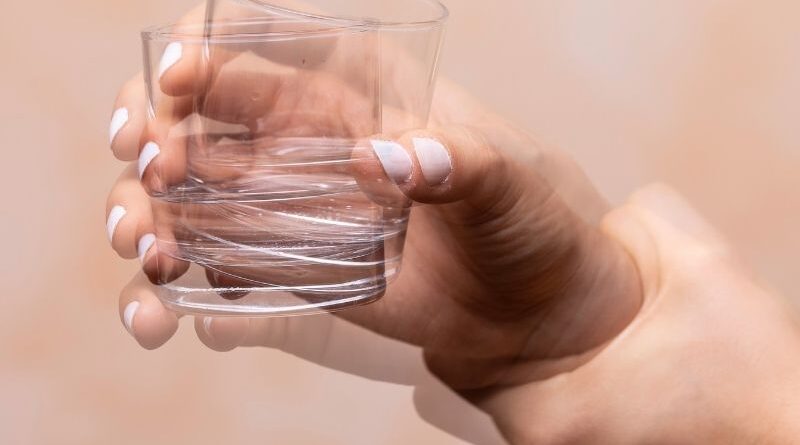 Um estudo publicado em julho de 2026 na revista científica Genes & Diseases apresenta novos resultados sobre a utilização de células estaminais mesenquimais derivadas do cordão umbilical (hUC-MSCs) em pessoas com doença de Parkinson. Os investigadores observaram melhorias em diferentes parâmetros clínicos e identificaram mecanismos biológicos que poderão ajudar a explicar o potencial destas células na proteção e recuperação do sistema nervoso. Um estudo clínico com 35 pessoas com Parkinson A investigação combinou um ensaio clínico exploratório em humanos com estudos laboratoriais e num modelo animal da doença de Parkinson. No ensaio clínico participaram 35 pessoas, com uma idade média de aproximadamente 68 anos e uma duração média da doença de cerca de sete anos. Os participantes receberam quatro administrações de células estaminais mesenquimais humanas provenientes do cordão umbilical ao longo de um mês, através de administração intravenosa e intratecal. Os investigadores avaliaram posteriormente diferentes aspetos da doença, incluindo sintomas motores, equilíbrio, capacidade para realizar atividades diárias, função cognitiva, ansiedade, depressão e qualidade do sono. Melhorias observadas em diferentes sintomas Após o tratamento, foram registadas melhorias estatisticamente significativas em várias escalas utilizadas na avaliação da doença de Parkinson. A escala UPDRS, uma das principais ferramentas utilizadas para avaliar a gravidade dos sintomas da doença, apresentou melhorias a partir das quatro semanas, que se mantiveram nas avaliações posteriores. Também foram observadas alterações favoráveis no equilíbrio, função cognitiva, independência nas atividades diárias, ansiedade, depressão e qualidade do sono. No acompanhamento realizado um ano após o tratamento, os investigadores reportaram, entre outros resultados, uma redução de 26,1% na pontuação UPDRS e uma melhoria em diferentes indicadores relacionados com equilíbrio, cognição e qualidade de vida. Os exames de ressonância magnética também revelaram um aumento da área e da intensidade do sinal de neuromelanina na substância negra, uma região cerebral particularmente afetada na doença de Parkinson e onde se encontram muitos dos neurónios responsáveis pela produção de dopamina. Como poderão atuar estas células? Um dos aspetos mais interessantes desta investigação foi a tentativa de perceber por que razão as células mesenquimais do cordão umbilical poderão produzir estes efeitos. Ao contrário de algumas abordagens de terapia celular que procuram substituir diretamente os neurónios perdidos, os investigadores consideram que a ação destas células poderá estar relacionada sobretudo com os fatores que libertam para o ambiente envolvente. As células mesenquimais possuem propriedades imunomoduladoras, anti-inflamatórias e neuroprotetoras e libertam diferentes moléculas e vesículas extracelulares capazes de participar na comunicação entre células. Neste estudo, as análises do líquido cefalorraquidiano e os estudos realizados em modelos animais apontaram para a participação de uma proteína denominada NCS1 (Neuronal Calcium Sensor 1) e para a ativação de vias relacionadas com o sistema endocanabinoide. Estas alterações poderão contribuir para regular a inflamação no cérebro e criar um ambiente mais favorável à sobrevivência dos neurónios. Os investigadores observaram também uma redução das células microgliais associadas aos processos de neuroinflamação nos modelos experimentais tratados com células mesenquimais. Segurança e próximos passos Durante o estudo, não foram registados eventos adversos relacionados com a administração das células mesenquimais, incluindo durante o acompanhamento realizado após o tratamento. Apesar dos resultados positivos, é importante interpretar estas conclusões com prudência. Este foi um ensaio clínico exploratório, aberto e de braço único, ou seja, todos os participantes receberam o tratamento e não existiu um grupo de controlo ou placebo com o qual comparar os resultados. Desta forma, o estudo não permite ainda concluir que as células estaminais do cordão umbilical constituem um tratamento eficaz para a doença de Parkinson. Os próprios investigadores salientam a necessidade de realizar ensaios clínicos randomizados e controlados, com um maior número de participantes, para confirmar a segurança e a eficácia da abordagem. Ainda assim, os resultados acrescentam novas evidências à investigação sobre o potencial das células mesenquimais provenientes do tecido do cordão umbilical na medicina regenerativa, particularmente no contexto das doenças neurodegenerativas.