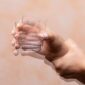 Um estudo publicado em julho de 2026 na revista científica Genes & Diseases apresenta novos resultados sobre a utilização de células estaminais mesenquimais derivadas do cordão umbilical (hUC-MSCs) em pessoas com doença de Parkinson. Os investigadores observaram melhorias em diferentes parâmetros clínicos e identificaram mecanismos biológicos que poderão ajudar a explicar o potencial destas células na proteção e recuperação do sistema nervoso. Um estudo clínico com 35 pessoas com Parkinson A investigação combinou um ensaio clínico exploratório em humanos com estudos laboratoriais e num modelo animal da doença de Parkinson. No ensaio clínico participaram 35 pessoas, com uma idade média de aproximadamente 68 anos e uma duração média da doença de cerca de sete anos. Os participantes receberam quatro administrações de células estaminais mesenquimais humanas provenientes do cordão umbilical ao longo de um mês, através de administração intravenosa e intratecal. Os investigadores avaliaram posteriormente diferentes aspetos da doença, incluindo sintomas motores, equilíbrio, capacidade para realizar atividades diárias, função cognitiva, ansiedade, depressão e qualidade do sono. Melhorias observadas em diferentes sintomas Após o tratamento, foram registadas melhorias estatisticamente significativas em várias escalas utilizadas na avaliação da doença de Parkinson. A escala UPDRS, uma das principais ferramentas utilizadas para avaliar a gravidade dos sintomas da doença, apresentou melhorias a partir das quatro semanas, que se mantiveram nas avaliações posteriores. Também foram observadas alterações favoráveis no equilíbrio, função cognitiva, independência nas atividades diárias, ansiedade, depressão e qualidade do sono. No acompanhamento realizado um ano após o tratamento, os investigadores reportaram, entre outros resultados, uma redução de 26,1% na pontuação UPDRS e uma melhoria em diferentes indicadores relacionados com equilíbrio, cognição e qualidade de vida. Os exames de ressonância magnética também revelaram um aumento da área e da intensidade do sinal de neuromelanina na substância negra, uma região cerebral particularmente afetada na doença de Parkinson e onde se encontram muitos dos neurónios responsáveis pela produção de dopamina. Como poderão atuar estas células? Um dos aspetos mais interessantes desta investigação foi a tentativa de perceber por que razão as células mesenquimais do cordão umbilical poderão produzir estes efeitos. Ao contrário de algumas abordagens de terapia celular que procuram substituir diretamente os neurónios perdidos, os investigadores consideram que a ação destas células poderá estar relacionada sobretudo com os fatores que libertam para o ambiente envolvente. As células mesenquimais possuem propriedades imunomoduladoras, anti-inflamatórias e neuroprotetoras e libertam diferentes moléculas e vesículas extracelulares capazes de participar na comunicação entre células. Neste estudo, as análises do líquido cefalorraquidiano e os estudos realizados em modelos animais apontaram para a participação de uma proteína denominada NCS1 (Neuronal Calcium Sensor 1) e para a ativação de vias relacionadas com o sistema endocanabinoide. Estas alterações poderão contribuir para regular a inflamação no cérebro e criar um ambiente mais favorável à sobrevivência dos neurónios. Os investigadores observaram também uma redução das células microgliais associadas aos processos de neuroinflamação nos modelos experimentais tratados com células mesenquimais. Segurança e próximos passos Durante o estudo, não foram registados eventos adversos relacionados com a administração das células mesenquimais, incluindo durante o acompanhamento realizado após o tratamento. Apesar dos resultados positivos, é importante interpretar estas conclusões com prudência. Este foi um ensaio clínico exploratório, aberto e de braço único, ou seja, todos os participantes receberam o tratamento e não existiu um grupo de controlo ou placebo com o qual comparar os resultados. Desta forma, o estudo não permite ainda concluir que as células estaminais do cordão umbilical constituem um tratamento eficaz para a doença de Parkinson. Os próprios investigadores salientam a necessidade de realizar ensaios clínicos randomizados e controlados, com um maior número de participantes, para confirmar a segurança e a eficácia da abordagem. Ainda assim, os resultados acrescentam novas evidências à investigação sobre o potencial das células mesenquimais provenientes do tecido do cordão umbilical na medicina regenerativa, particularmente no contexto das doenças neurodegenerativas.