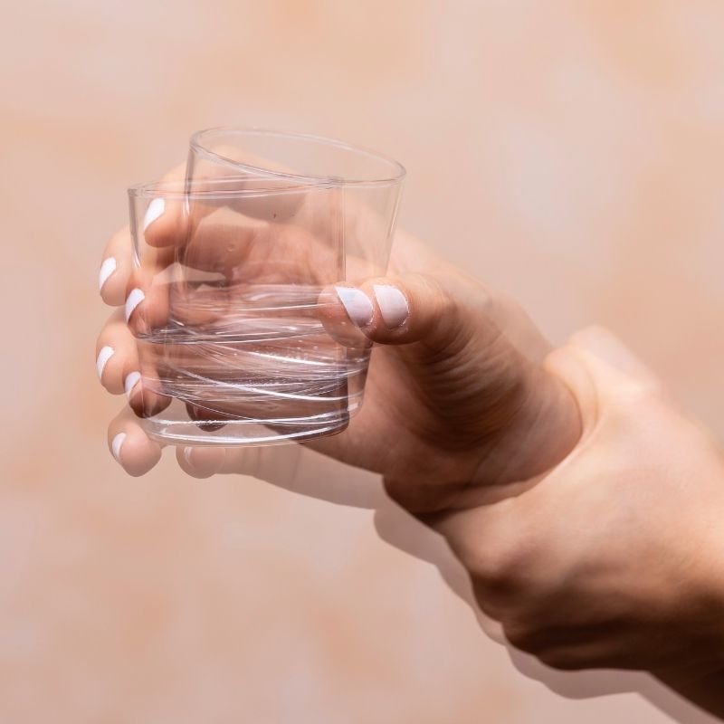 Um estudo publicado em julho de 2026 na revista científica Genes & Diseases apresenta novos resultados sobre a utilização de células estaminais mesenquimais derivadas do cordão umbilical (hUC-MSCs) em pessoas com doença de Parkinson. Os investigadores observaram melhorias em diferentes parâmetros clínicos e identificaram mecanismos biológicos que poderão ajudar a explicar o potencial destas células na proteção e recuperação do sistema nervoso. Um estudo clínico com 35 pessoas com Parkinson A investigação combinou um ensaio clínico exploratório em humanos com estudos laboratoriais e num modelo animal da doença de Parkinson. No ensaio clínico participaram 35 pessoas, com uma idade média de aproximadamente 68 anos e uma duração média da doença de cerca de sete anos. Os participantes receberam quatro administrações de células estaminais mesenquimais humanas provenientes do cordão umbilical ao longo de um mês, através de administração intravenosa e intratecal. Os investigadores avaliaram posteriormente diferentes aspetos da doença, incluindo sintomas motores, equilíbrio, capacidade para realizar atividades diárias, função cognitiva, ansiedade, depressão e qualidade do sono. Melhorias observadas em diferentes sintomas Após o tratamento, foram registadas melhorias estatisticamente significativas em várias escalas utilizadas na avaliação da doença de Parkinson. A escala UPDRS, uma das principais ferramentas utilizadas para avaliar a gravidade dos sintomas da doença, apresentou melhorias a partir das quatro semanas, que se mantiveram nas avaliações posteriores. Também foram observadas alterações favoráveis no equilíbrio, função cognitiva, independência nas atividades diárias, ansiedade, depressão e qualidade do sono. No acompanhamento realizado um ano após o tratamento, os investigadores reportaram, entre outros resultados, uma redução de 26,1% na pontuação UPDRS e uma melhoria em diferentes indicadores relacionados com equilíbrio, cognição e qualidade de vida. Os exames de ressonância magnética também revelaram um aumento da área e da intensidade do sinal de neuromelanina na substância negra, uma região cerebral particularmente afetada na doença de Parkinson e onde se encontram muitos dos neurónios responsáveis pela produção de dopamina. Como poderão atuar estas células? Um dos aspetos mais interessantes desta investigação foi a tentativa de perceber por que razão as células mesenquimais do cordão umbilical poderão produzir estes efeitos. Ao contrário de algumas abordagens de terapia celular que procuram substituir diretamente os neurónios perdidos, os investigadores consideram que a ação destas células poderá estar relacionada sobretudo com os fatores que libertam para o ambiente envolvente. As células mesenquimais possuem propriedades imunomoduladoras, anti-inflamatórias e neuroprotetoras e libertam diferentes moléculas e vesículas extracelulares capazes de participar na comunicação entre células. Neste estudo, as análises do líquido cefalorraquidiano e os estudos realizados em modelos animais apontaram para a participação de uma proteína denominada NCS1 (Neuronal Calcium Sensor 1) e para a ativação de vias relacionadas com o sistema endocanabinoide. Estas alterações poderão contribuir para regular a inflamação no cérebro e criar um ambiente mais favorável à sobrevivência dos neurónios. Os investigadores observaram também uma redução das células microgliais associadas aos processos de neuroinflamação nos modelos experimentais tratados com células mesenquimais. Segurança e próximos passos Durante o estudo, não foram registados eventos adversos relacionados com a administração das células mesenquimais, incluindo durante o acompanhamento realizado após o tratamento. Apesar dos resultados positivos, é importante interpretar estas conclusões com prudência. Este foi um ensaio clínico exploratório, aberto e de braço único, ou seja, todos os participantes receberam o tratamento e não existiu um grupo de controlo ou placebo com o qual comparar os resultados. Desta forma, o estudo não permite ainda concluir que as células estaminais do cordão umbilical constituem um tratamento eficaz para a doença de Parkinson. Os próprios investigadores salientam a necessidade de realizar ensaios clínicos randomizados e controlados, com um maior número de participantes, para confirmar a segurança e a eficácia da abordagem. Ainda assim, os resultados acrescentam novas evidências à investigação sobre o potencial das células mesenquimais provenientes do tecido do cordão umbilical na medicina regenerativa, particularmente no contexto das doenças neurodegenerativas.