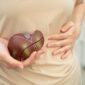 Células do cordão umbilical estudadas na cirrose hepática Um estudo clínico publicado em maio de 2026 na revista científica Cell Transplantation avaliou a segurança e os potenciais benefícios da utilização de células estaminais mesenquimais derivadas do cordão umbilical em pessoas com cirrose hepática. Os resultados demonstraram que a administração destas células foi bem tolerada pelos participantes e permitiram identificar alguns sinais preliminares de melhoria de parâmetros relacionados com a função hepática e a qualidade de vida. Uma doença com opções terapêuticas limitadas A cirrose hepática representa uma fase avançada da doença crónica do fígado. Caracteriza-se pela formação progressiva de fibrose, alterações da estrutura normal do órgão e perda da sua capacidade funcional. Entre as principais causas encontram-se a doença hepática associada ao consumo de álcool, a doença hepática esteatótica associada a disfunção metabólica e as hepatites virais B e C. Nas fases mais avançadas, a cirrose pode originar complicações graves e, atualmente, o transplante hepático continua a ser uma das principais opções terapêuticas para os casos de doença hepática terminal. É neste contexto que a medicina regenerativa tem vindo a estudar novas abordagens, incluindo a utilização de células estaminais mesenquimais. Células estaminais mesenquimais do cordão umbilical As células estaminais mesenquimais derivadas do cordão umbilical, designadas UC-MSCs, têm despertado interesse científico pelas suas propriedades imunomoduladoras e pela sua possível capacidade de contribuir para processos de reparação dos tecidos. Estudos pré-clínicos anteriores sugeriram que estas células podem exercer efeitos anti-inflamatórios e antifibróticos, mecanismos particularmente relevantes numa doença caracterizada pela inflamação crónica e acumulação progressiva de tecido fibroso no fígado. Os investigadores referem ainda que estas células poderão atuar através da modulação da resposta imunitária, redução de mediadores inflamatórios e promoção de mecanismos associados à reparação hepática. Um ensaio clínico de fase I O novo estudo correspondeu a um ensaio clínico de fase I, aberto e de braço único, realizado no Vinmec Times City International Hospital, em Hanói, Vietname. Participaram 20 pessoas com cirrose hepática. Todos os participantes receberam uma única administração de células estaminais mesenquimais alogénicas derivadas do cordão umbilical, numa dose de: 1 milhão de células por quilograma de peso corporal. Uma das particularidades deste estudo foi a via utilizada para administrar as células. Em vez da administração intravenosa convencional, as células foram introduzidas diretamente através da artéria hepática, permitindo a sua administração direcionada para o fígado. Segundo os investigadores, esta abordagem com células estaminais mesenquimais do cordão umbilical através da artéria hepática ainda tinha sido pouco estudada em pessoas com fibrose ou cirrose hepática. Acompanhamento durante 12 meses Os participantes foram avaliados antes da administração das células e posteriormente aos 3, 6 e 12 meses. Dos 20 participantes inicialmente incluídos, 17 completaram o acompanhamento de 12 meses e foram considerados nas análises exploratórias de eficácia. Administração considerada segura e bem tolerada O principal objetivo de um ensaio clínico de fase I é avaliar a segurança de uma nova abordagem terapêutica. Neste estudo, não foram registados acontecimentos adversos graves relacionados com o procedimento. Os efeitos adversos observados foram ligeiros e autolimitados, resolvendo-se espontaneamente ou necessitando apenas de tratamento mínimo. A administração das células através da artéria hepática foi realizada com sucesso em todos os participantes. Os investigadores consideraram, por isso, que esta forma de administração das células estaminais mesenquimais do cordão umbilical foi tecnicamente viável e bem tolerada neste grupo de doentes. Aumento dos níveis de albumina Para além da segurança, o estudo avaliou de forma exploratória possíveis alterações relacionadas com a função hepática. Um dos resultados mais interessantes foi observado nos níveis de albumina, uma proteína produzida pelo fígado e frequentemente utilizada como indicador da sua capacidade funcional. Os níveis de albumina aumentaram significativamente aos 3 meses após a administração das células e aos 6 meses após o tratamento. A diferença foi estatisticamente significativa nos dois momentos de avaliação. Por outro lado, parâmetros como a bilirrubina, as enzimas hepáticas, a coagulação e a pontuação MELD permaneceram globalmente estáveis ao longo do acompanhamento. Melhoria temporária na classificação Child-Pugh Os investigadores avaliaram também a classificação Child-Pugh, utilizada para avaliar a gravidade da doença hepática crónica. Foi observada uma diminuição significativa desta pontuação aos 3 meses após a administração das células, sugerindo uma melhoria temporária da função hepática. Contudo, essa diferença não se manteve de forma estatisticamente significativa nos momentos posteriores de acompanhamento. Por esse motivo, os resultados devem ser interpretados como preliminares e não permitem concluir que a terapia tenha provocado uma melhoria clínica sustentada da cirrose. Resultados promissores, mas ainda preliminares Apesar dos resultados positivos relativamente à segurança e de alguns sinais favoráveis observados nos parâmetros clínicos, os próprios investigadores destacam várias limitações importantes. O estudo envolveu apenas 20 participantes, dos quais 17 completaram o acompanhamento, e não incluiu um grupo de controlo. Além disso, por se tratar de um ensaio clínico de fase I, o estudo foi concebido principalmente para avaliar segurança e viabilidade, e não para demonstrar definitivamente a eficácia do tratamento. Desta forma, os resultados não significam que as células estaminais do cordão umbilical constituam atualmente um tratamento comprovado para a cirrose hepática. São necessários ensaios clínicos controlados, com um maior número de participantes e períodos de acompanhamento mais longos, para confirmar os resultados e determinar o verdadeiro benefício clínico desta abordagem. O potencial das células do cordão umbilical continua em investigação Este estudo acrescenta novos dados à investigação internacional sobre o potencial das células estaminais mesenquimais derivadas do cordão umbilical. As suas propriedades imunomoduladoras, anti-inflamatórias e antifibróticas continuam a ser investigadas em várias áreas da medicina regenerativa. A investigação científica continua, assim, a revelar novas possibilidades de aplicação das células provenientes do cordão umbilical muito além das utilizações já estabelecidas.